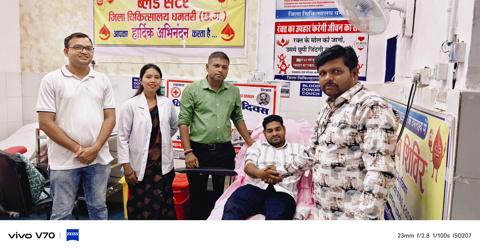 रक्तदान दिवस पर  रक्तदान करते हुए युवा।