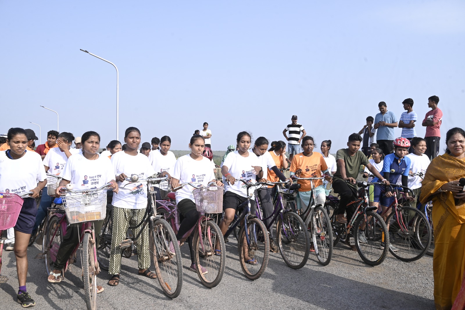 गंगरेल बांध में साइकिल रेसिंग प्रतियोगिता के अवसर पर खड़े हुए प्रतिभागी। गंगरेल बांध में साइकिल रेसिंग प्रतियोगिता के अवसर पर खड़े हुए प्रतिभागी।