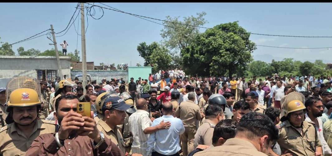 घटना स्थल पर पुलिस और एकत्रित लोग। घटना स्थल पर पुलिस और एकत्रित लोग।