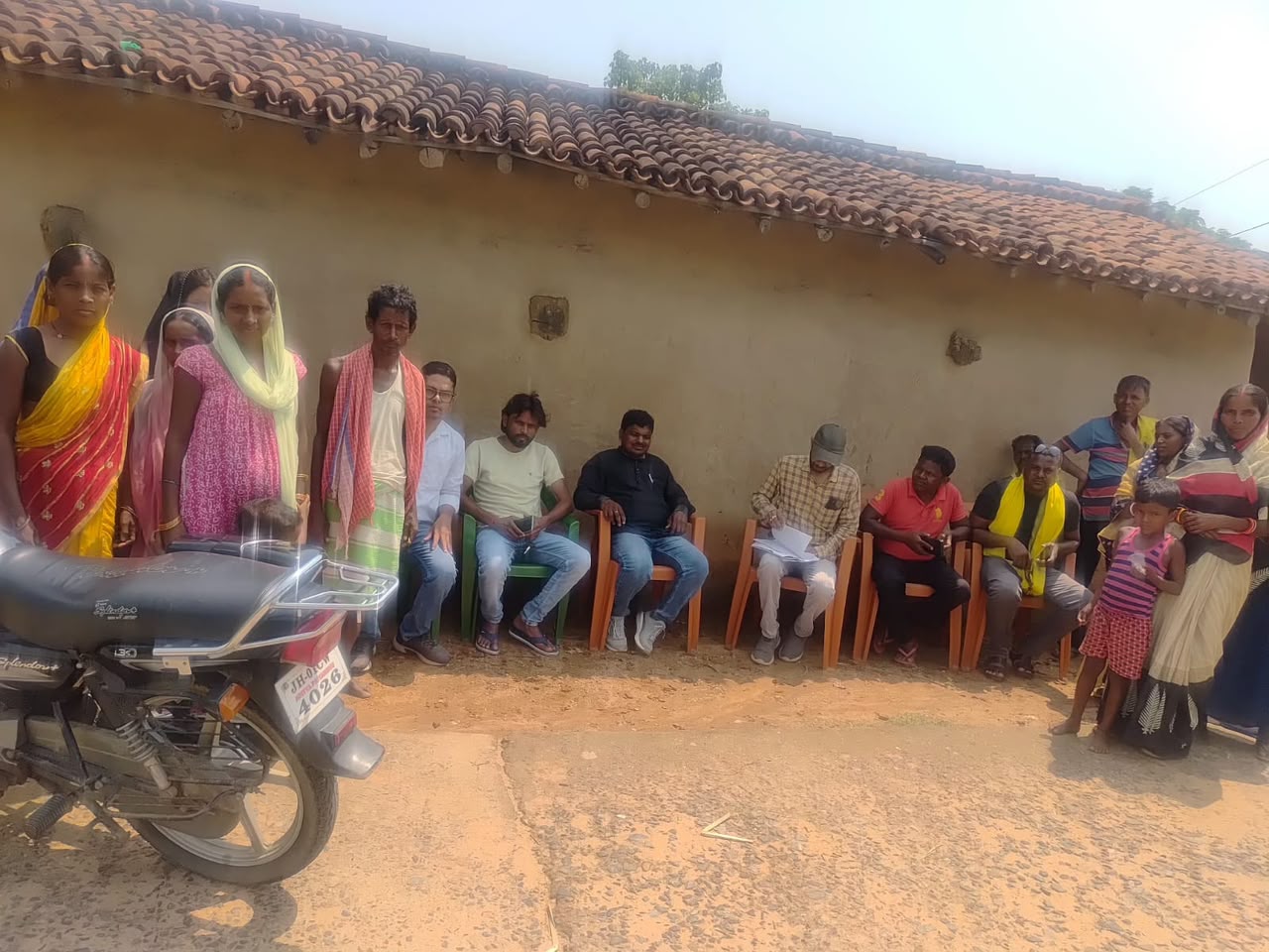 ग्रामीणों से अधिकारियों ने की बात ग्रामीणों से अधिकारियों ने की बात