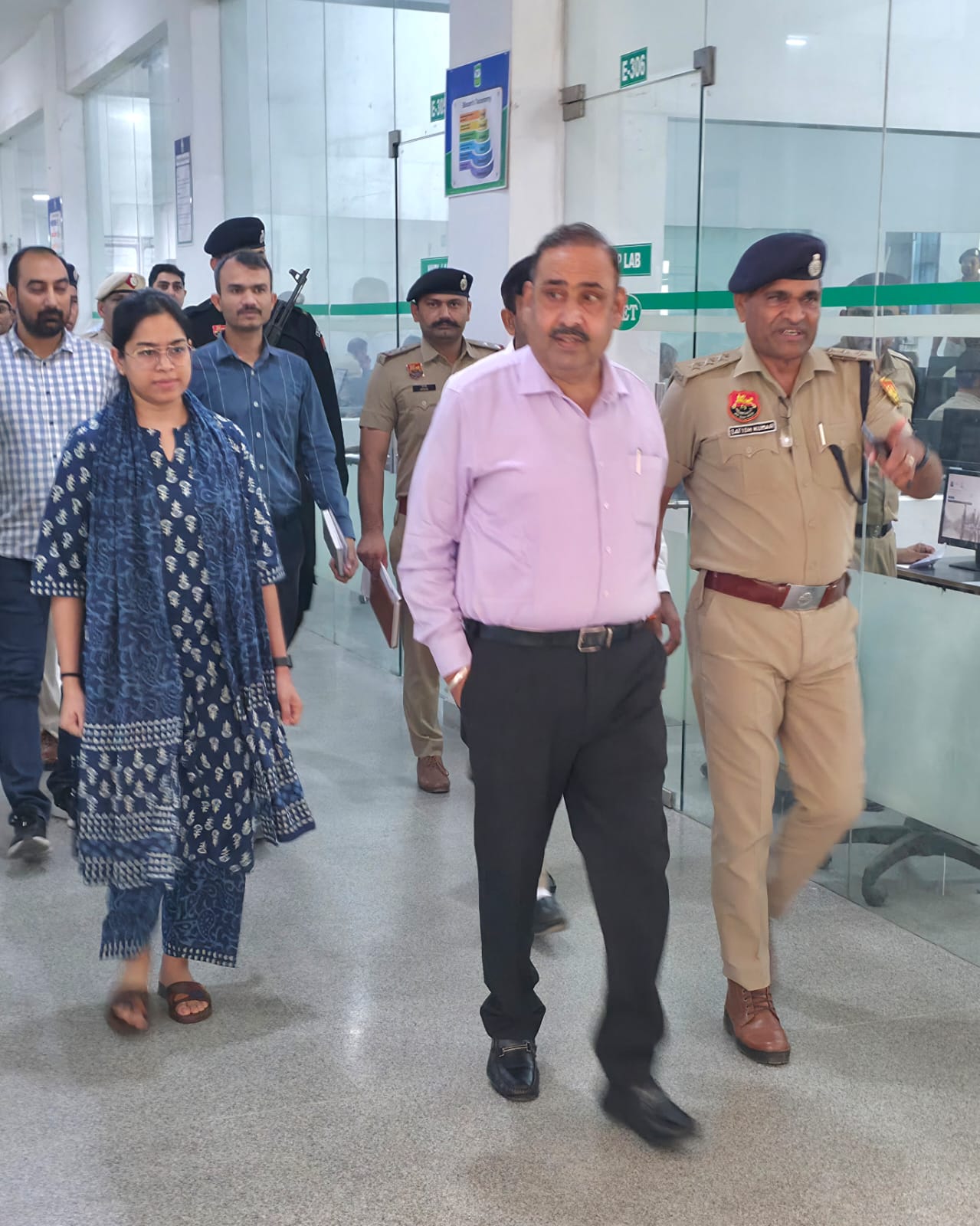 समालखा स्थित व्हाइट कॉलेज में मॉक टेस्ट से पूर्व जायज लेते आईजी करनाल मंडल अशोक कुमार साथ में डीएसपी सतीश