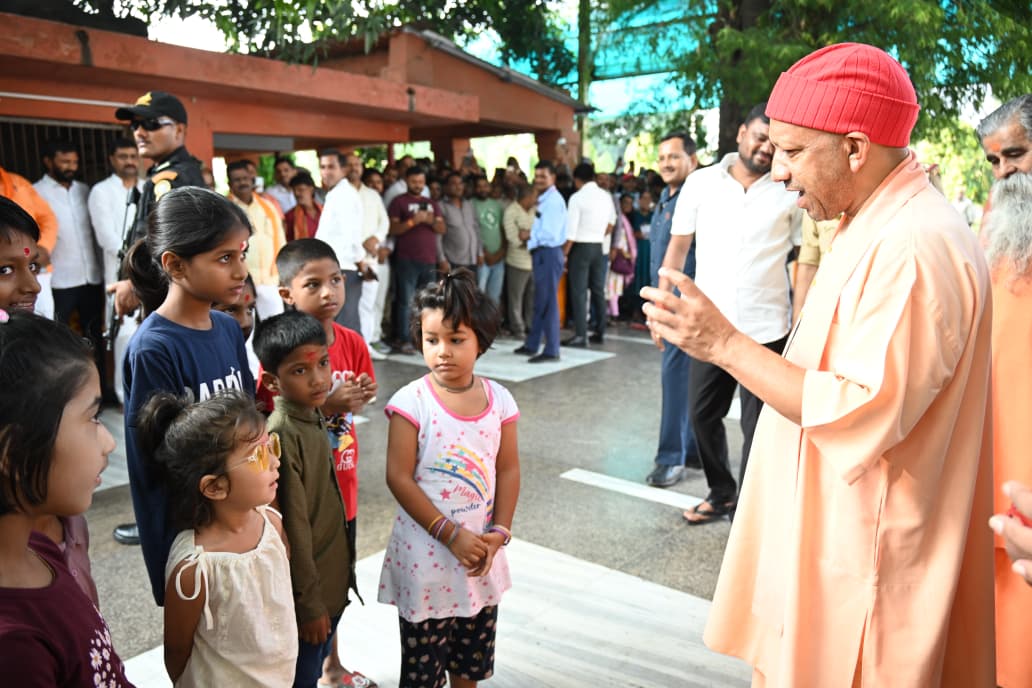 मुख्यमंत्री ने गोसेवा भी की, मंदिर परिसर के भ्रमण के दौरान बच्चों से किया संवाद*