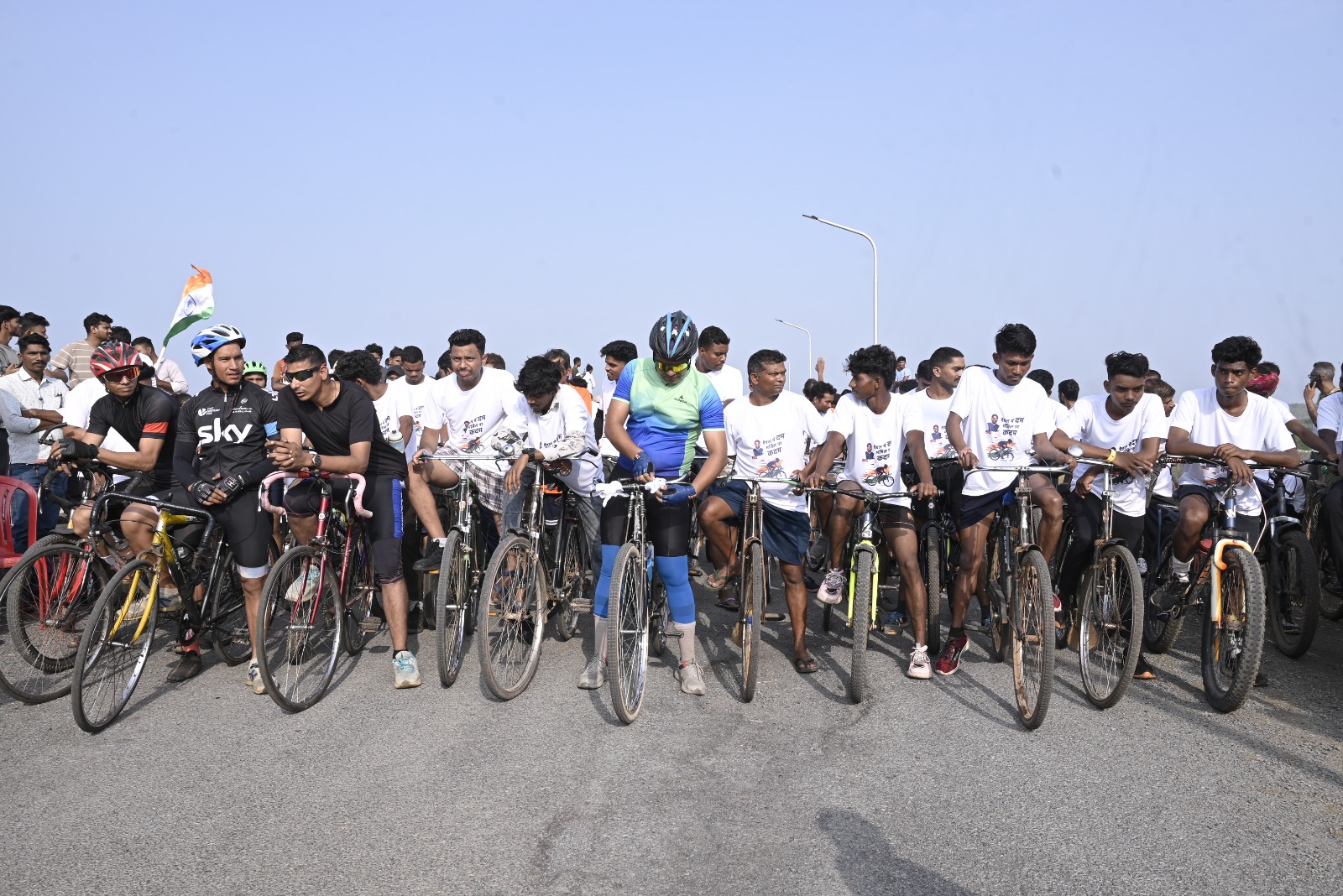 गंगरेल बांध में साइकिल रेसिंग प्रतियोगिता के अवसर पर खड़े हुए प्रतिभागी। गंगरेल बांध में साइकिल रेसिंग प्रतियोगिता के अवसर पर खड़े हुए प्रतिभागी।