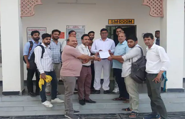 रेवाड़ी में स्टेशन अधीक्षक को ज्ञापन सौंपते हुए संघ के सदस्य।