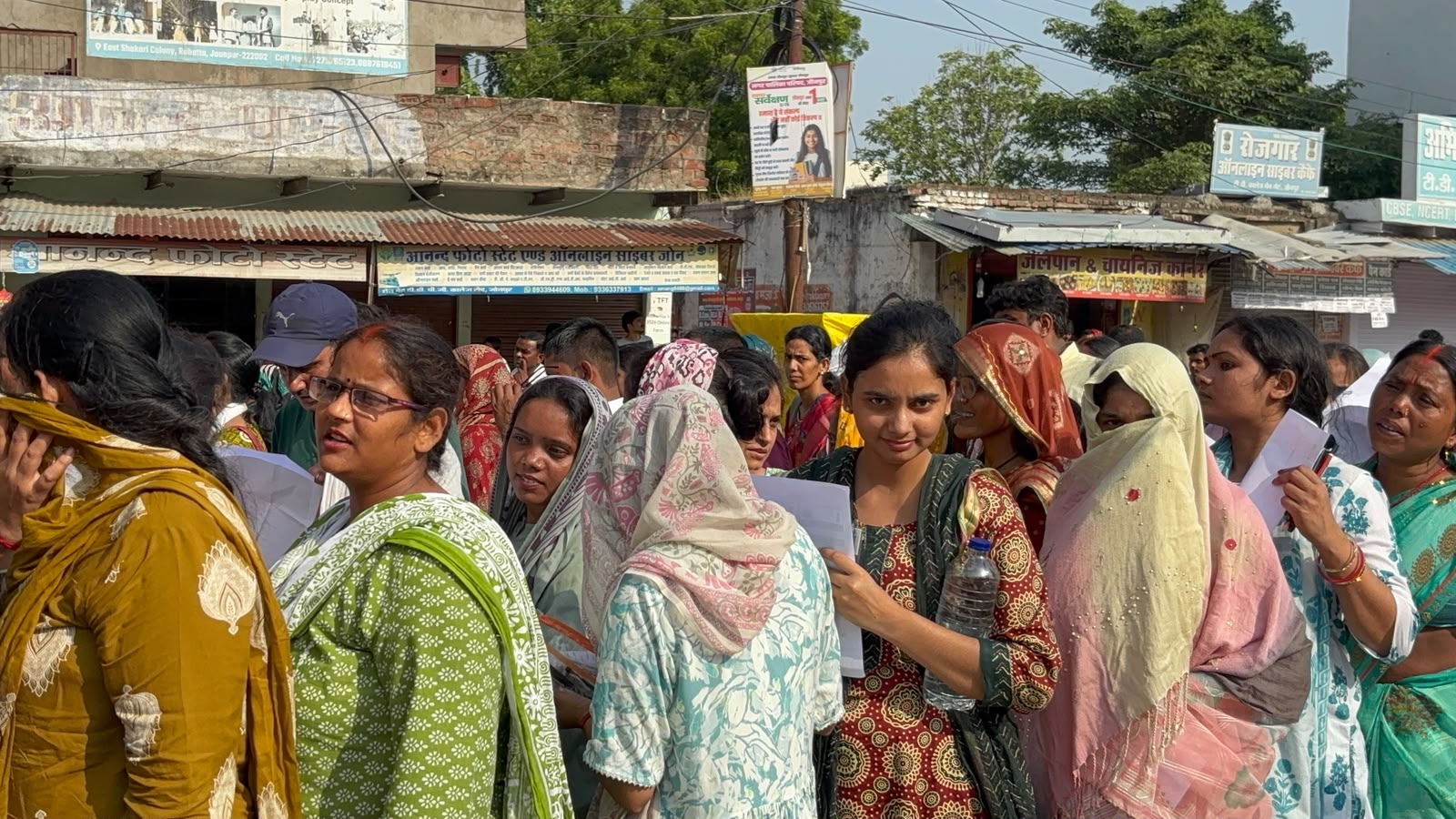 परीक्षा केंद्र पर पहुंचे परीक्षार्थी परीक्षा केंद्र पर पहुंचे परीक्षार्थी