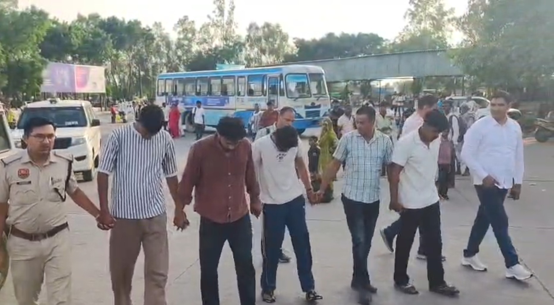 हमले के आरोपी बदमाशों की बस स्टैंड पर परेड करवाती पुलिस हमले के आरोपी बदमाशों की बस स्टैंड पर परेड करवाती पुलिस