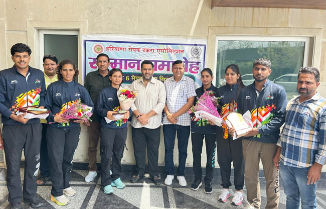 सोनीपत: विधायक निखिल मदान बीएसएफ टीम में चयनित खिलाड़ियों को सम्मानित करते हुए। सोनीपत: विधायक निखिल मदान बीएसएफ टीम में चयनित खिलाड़ियों को सम्मानित करते हुए।