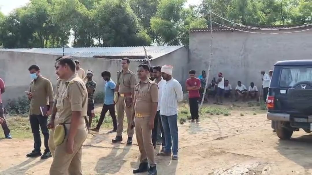 घटना स्थल पर पहुंची पुलिस जांच पड़ताल करते हुए