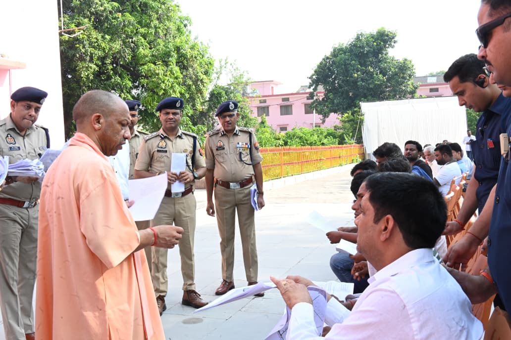 सीएम योगी ने गोरखनाथ मंदिर में लगातार दूसरे दिन आयोजित ‘जनता दर्शन’ में 200 लोगों की सुनी समस्याएं* सीएम योगी ने गोरखनाथ मंदिर में लगातार दूसरे दिन आयोजित ‘जनता दर्शन’ में 200 लोगों की सुनी समस्याएं*