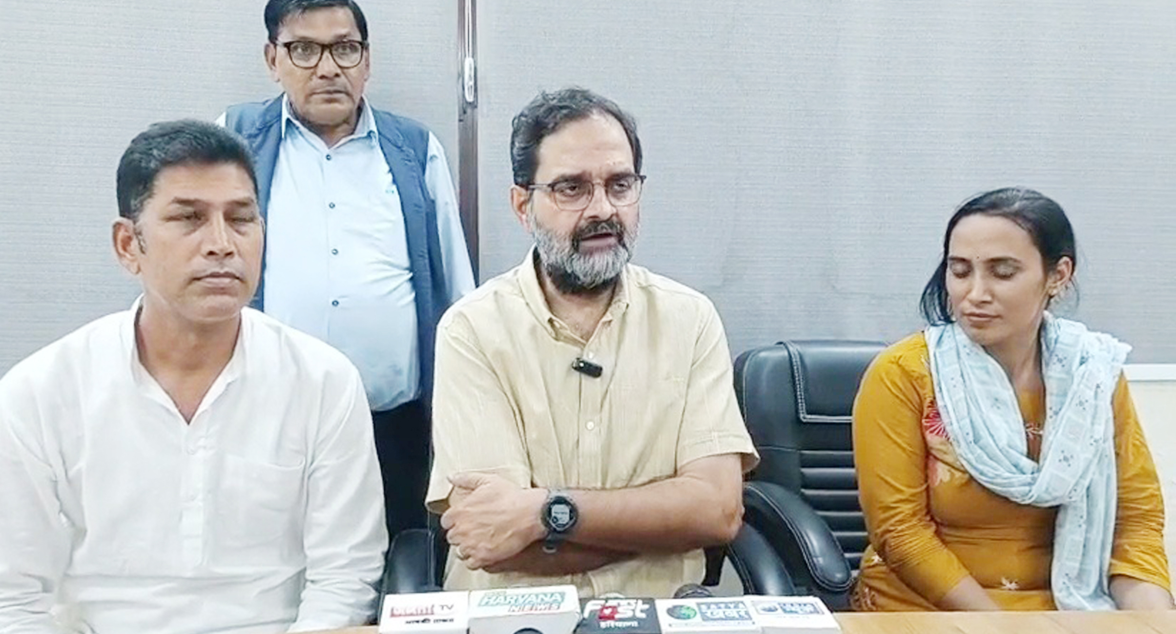 पत्रकारों से बातचीत करते हुए पूर्व सांसद एवं कांग्रेस नेता बृजेंद्र सिंह।