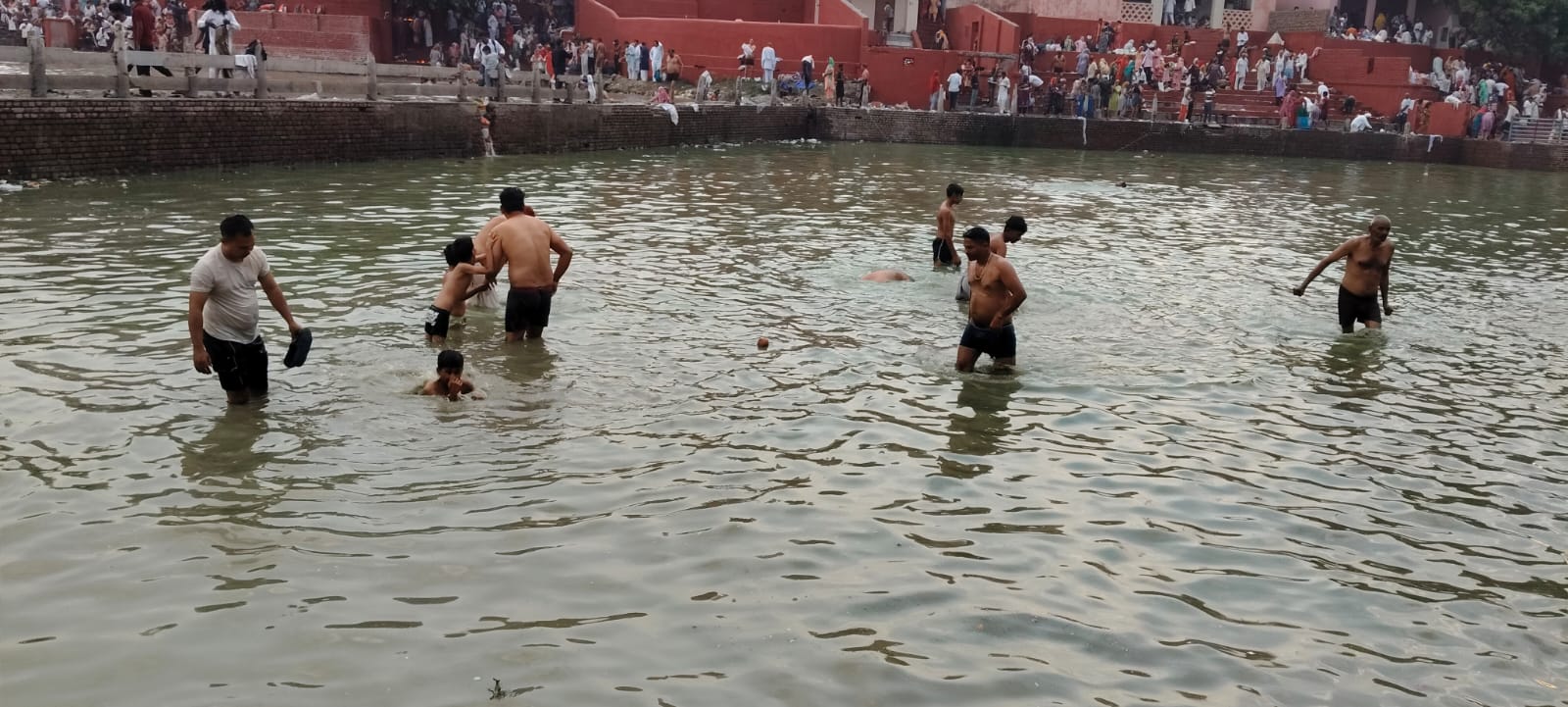 पिंडारा तीर्थ में स्नान करते हुए श्रद्धालु। पिंडारा तीर्थ में स्नान करते हुए श्रद्धालु।