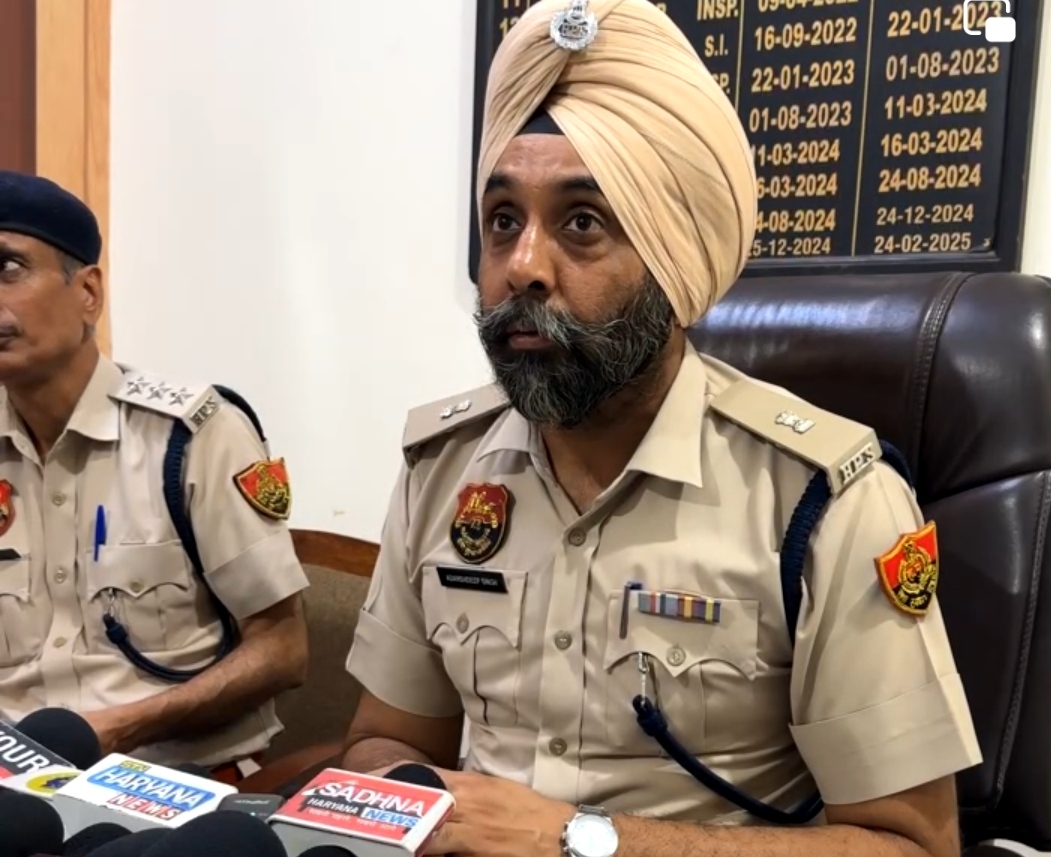 पत्रकारों को बाततचीत करते एएसपी आदर्शदीप सिंह। पत्रकारों को बाततचीत करते एएसपी आदर्शदीप सिंह।