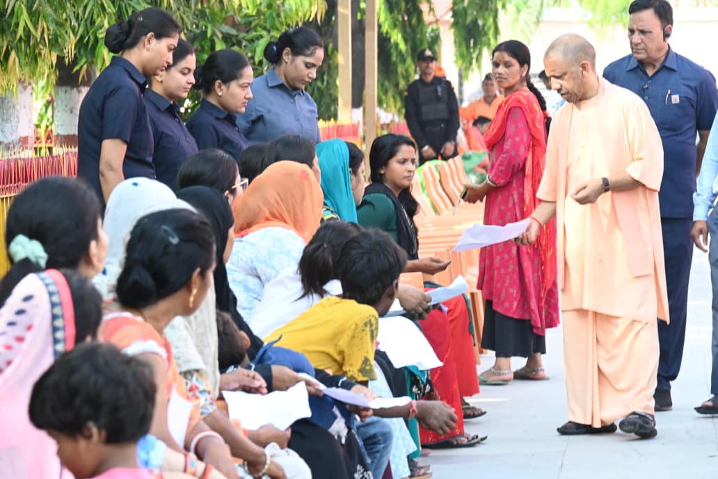 सीएम योगी ने गोरखनाथ मंदिर में लगातार दूसरे दिन आयोजित ‘जनता दर्शन’ में 200 लोगों की सुनी समस्याएं* सीएम योगी ने गोरखनाथ मंदिर में लगातार दूसरे दिन आयोजित ‘जनता दर्शन’ में 200 लोगों की सुनी समस्याएं*