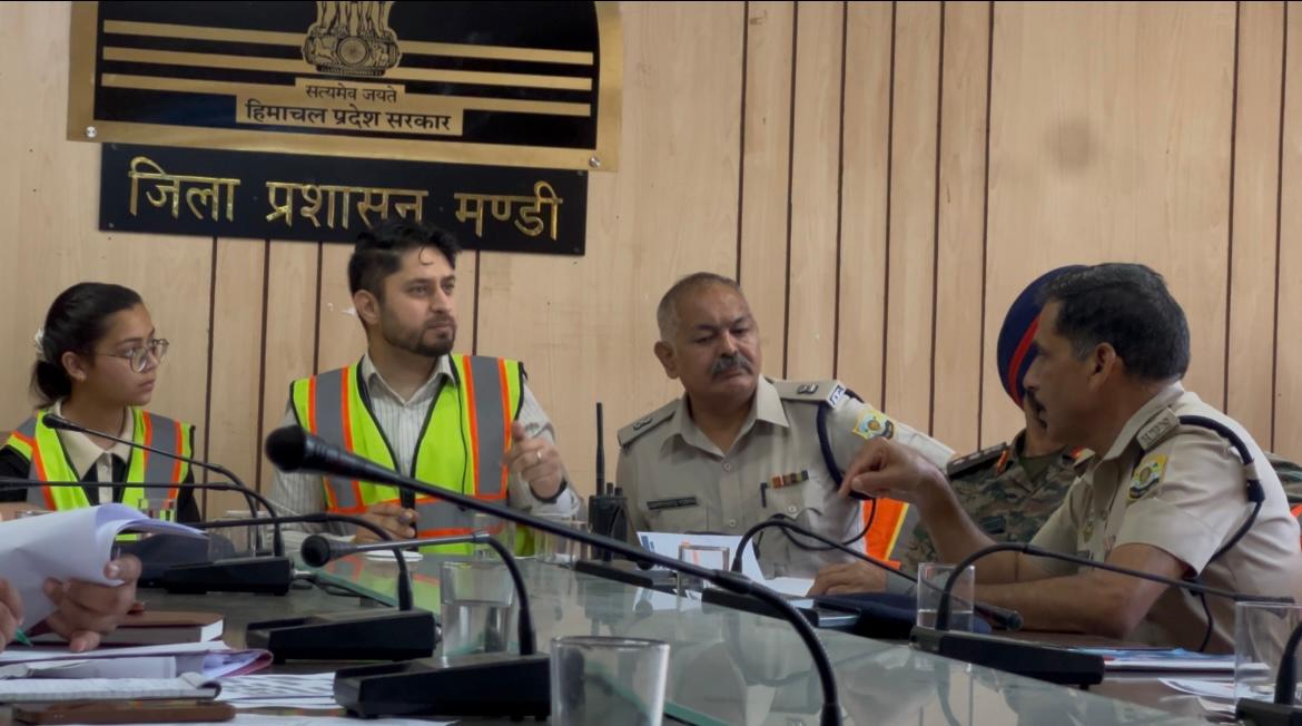 मॉक ड्रिल में भाग लेते हुए। मॉक ड्रिल में भाग लेते हुए।