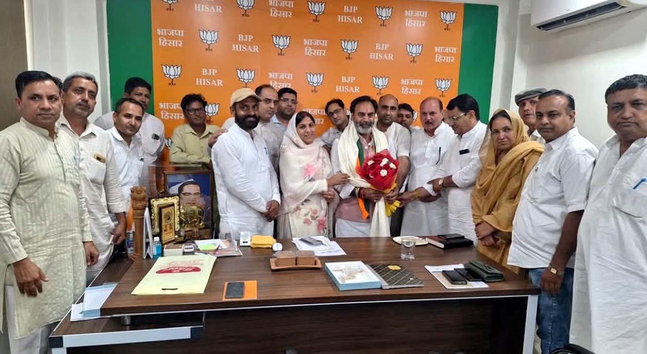 बैठक में पहुंचने पर चेयरमैन भारत भूषण जुआल का स्वागत करते जिला अध्यक्ष व अन्य।