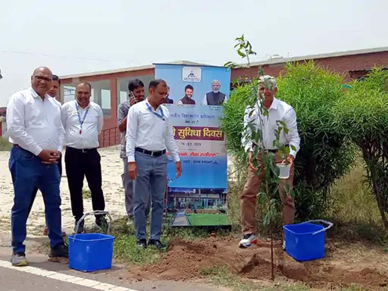 पौधरोपण करते एयरपोर्ट निदेशक ओपी सैनी।