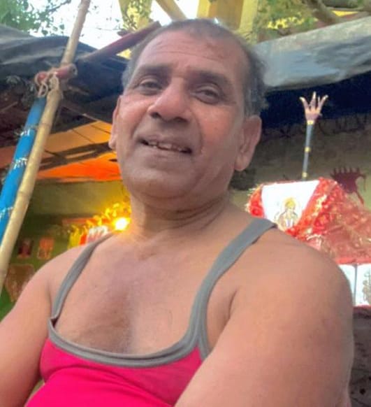 मौके पर लोगों से पूछताछ करते पुलिस अफसर और मृतक की फाइल फोटो मौके पर लोगों से पूछताछ करते पुलिस अफसर और मृतक की फाइल फोटो