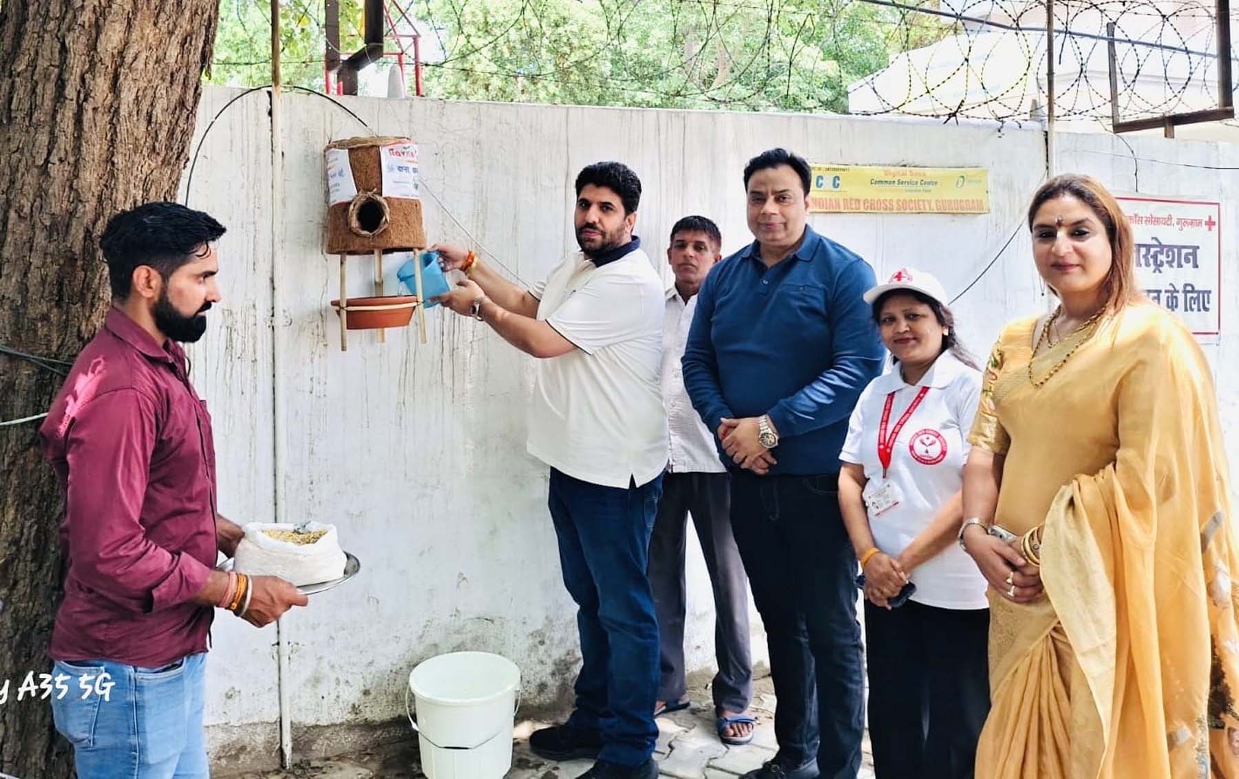 गुरुग्राम स्थित जिला रेडक्रॉस सोसायटी परिसर में दाना-पानी नेस्ट लगाते भारतीय रेडक्रॉस सोसायटी हरियाणा राज्य शाखा के उपाध्यक्ष अंकुश मिगलानी। गुरुग्राम स्थित जिला रेडक्रॉस सोसायटी परिसर में दाना-पानी नेस्ट लगाते भारतीय रेडक्रॉस सोसायटी हरियाणा राज्य शाखा के उपाध्यक्ष अंकुश मिगलानी।