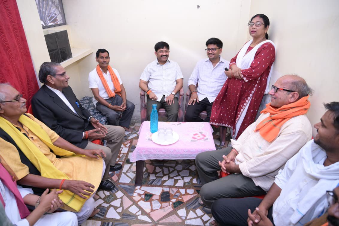 उप्र सरकार के कैबिनेट मंत्री नन्द गोपाल गुप्ता क्षेत्र की जनता से मिलकर उनकी बातों को सुनते हुए फोटो उप्र सरकार के कैबिनेट मंत्री नन्द गोपाल गुप्ता क्षेत्र की जनता से मिलकर उनकी बातों को सुनते हुए फोटो