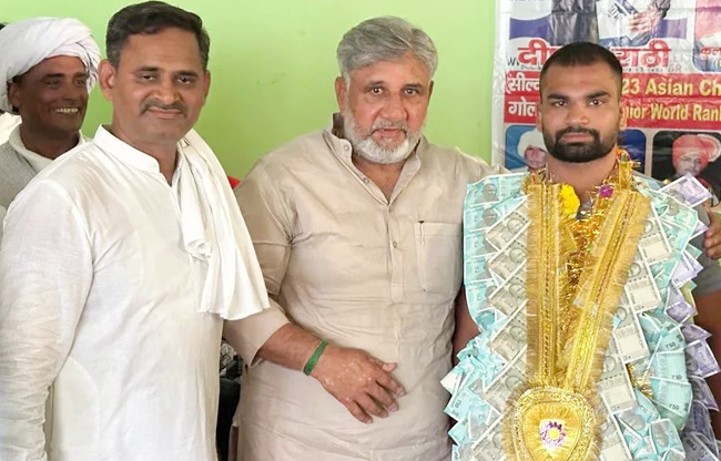 सोनीपत: अंतरराष्ट्रीय पहलवान     दीपक राठी का स्वागत करते हुए राजेश पहलवान पुरखासिया व सुनील जांगड़ा