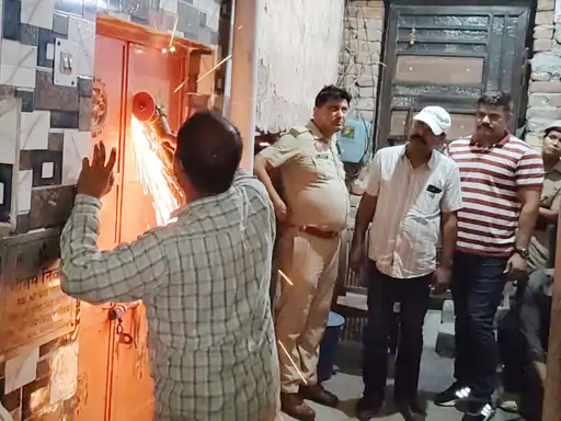 ग्राइंडर से शराब तस्कर के मकान का गेट काटते हुए क्राइम ब्रांच और पुलिस की टीम। ग्राइंडर से शराब तस्कर के मकान का गेट काटते हुए क्राइम ब्रांच और पुलिस की टीम।