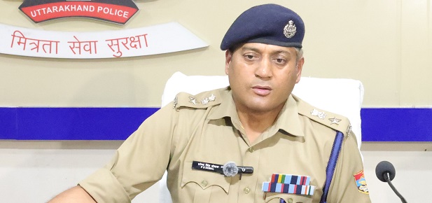 वरिष्ठ पुलिस अधीक्षक परमेंद्र सिंह डोबाल ने अपने कार्यालय में पत्रकारों से बातचीत करते हुए।