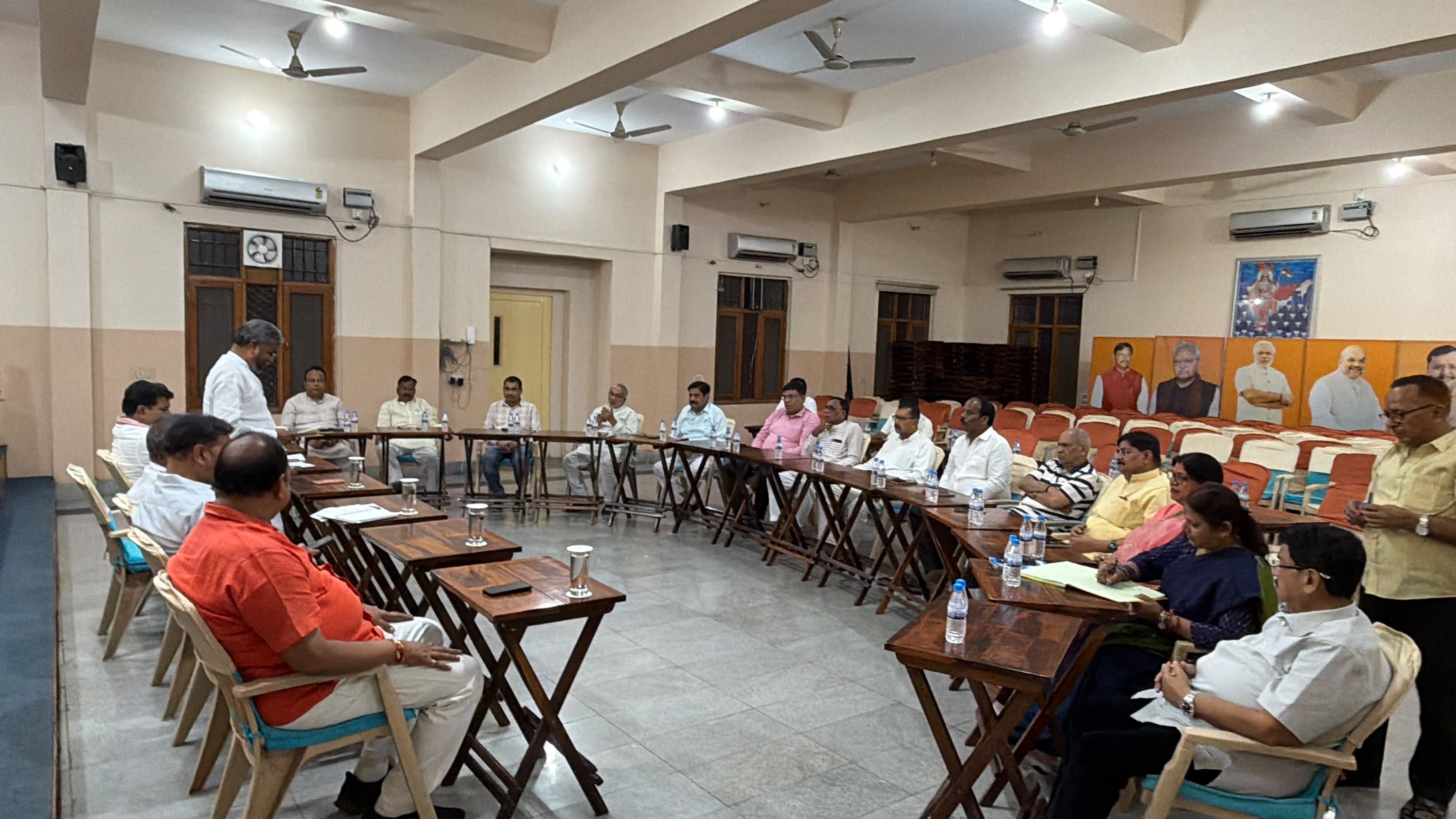 बैठक की तस्वीर बैठक की तस्वीर