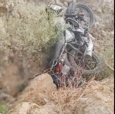 हादसे के बाद गड्ढे में पड़ी बाइक।