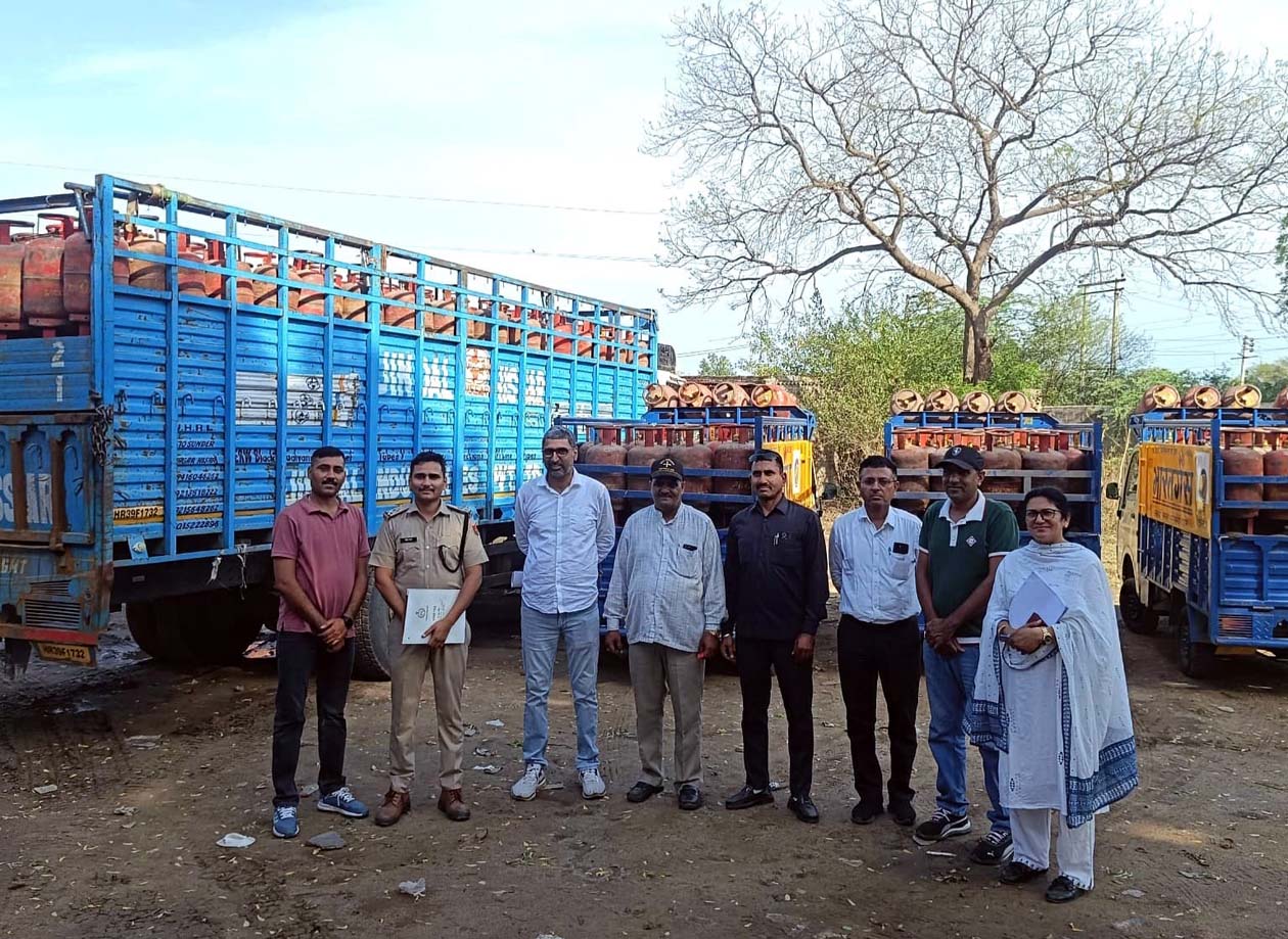 गैस सिलेंडरों के अवैध भंडारण की जांच करते सीएम फ्लाइंग टीम। गैस सिलेंडरों के अवैध भंडारण की जांच करते सीएम फ्लाइंग टीम।