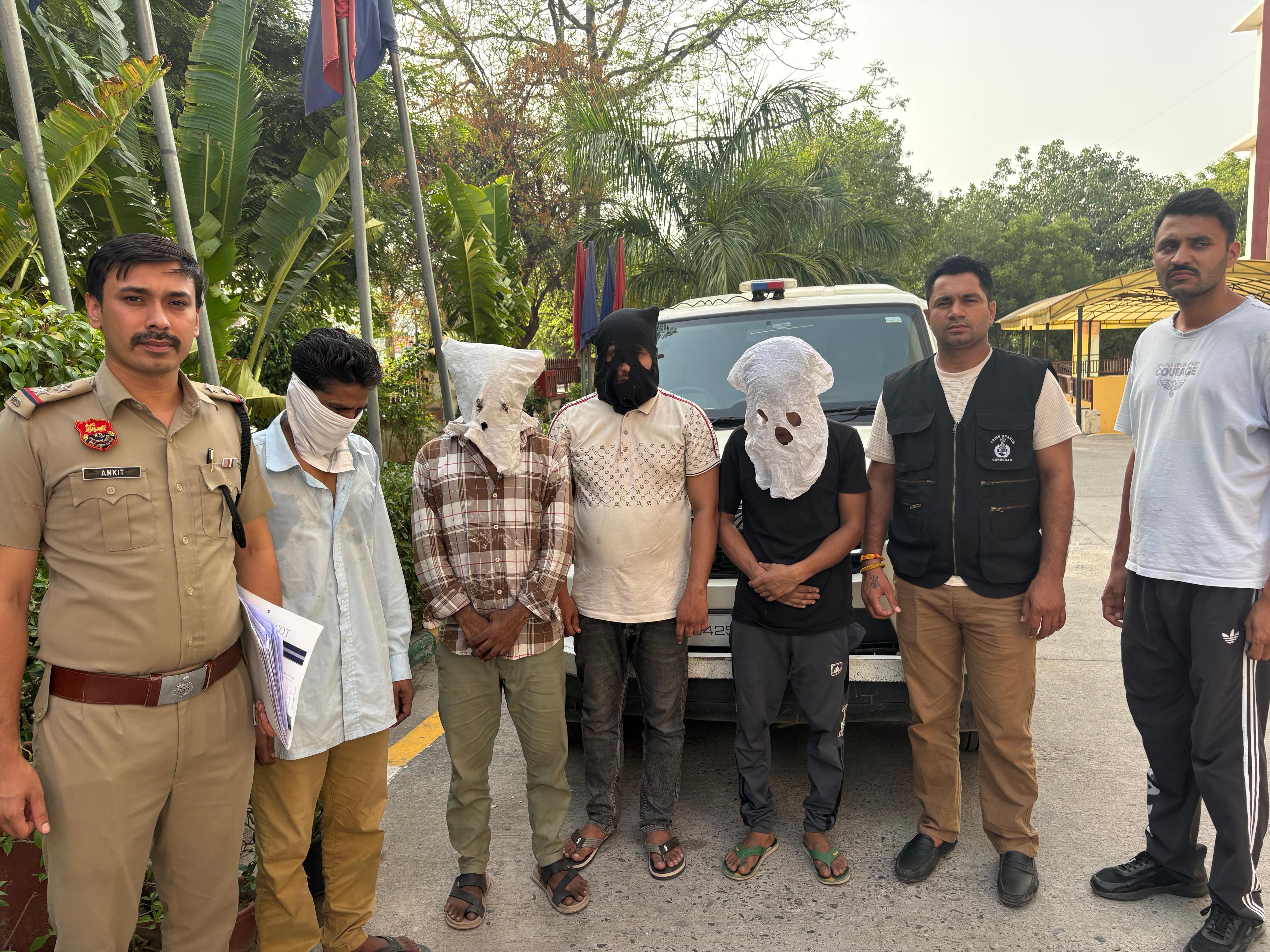 पुलिस गिरफ्त में लूट के आरोपी