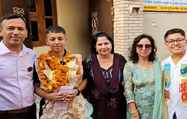 सोनीपत: आर्मी में लेफ्टिनेंट बनकर आई शीतल का स्वागत करते हुए शुभचिंतक