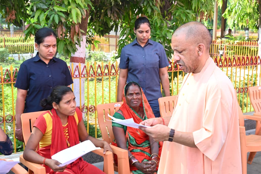 सीएम योगी ने गोरखनाथ मंदिर में लगातार दूसरे दिन आयोजित ‘जनता दर्शन’ में 200 लोगों की सुनी समस्याएं* सीएम योगी ने गोरखनाथ मंदिर में लगातार दूसरे दिन आयोजित ‘जनता दर्शन’ में 200 लोगों की सुनी समस्याएं*