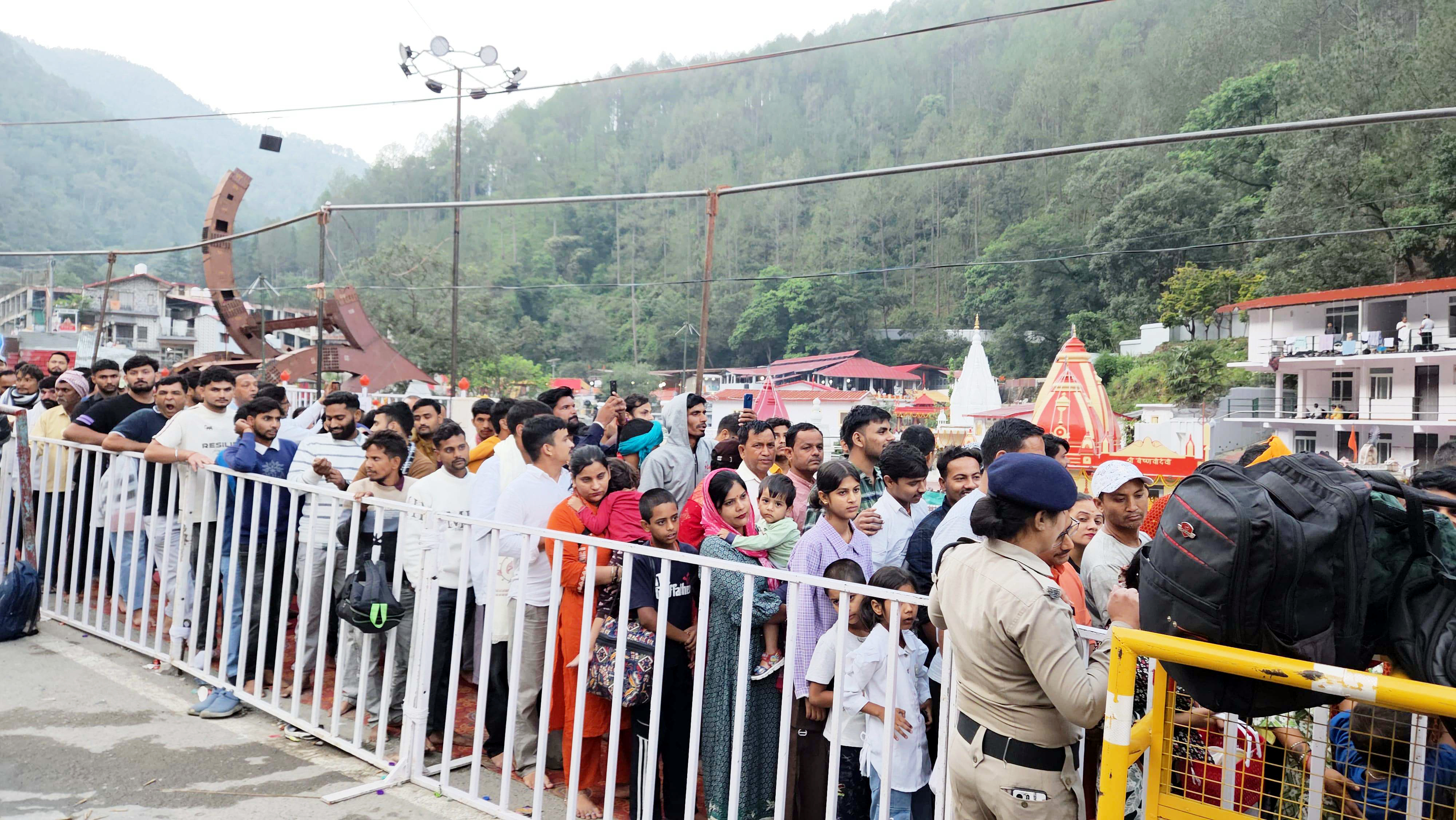 कैंची धाम में बाबा नीब करौरी के दर्शनों के लिये उमड़े श्रद्धालु।