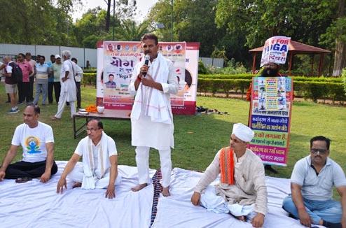 सम्बोधित करते महापौर