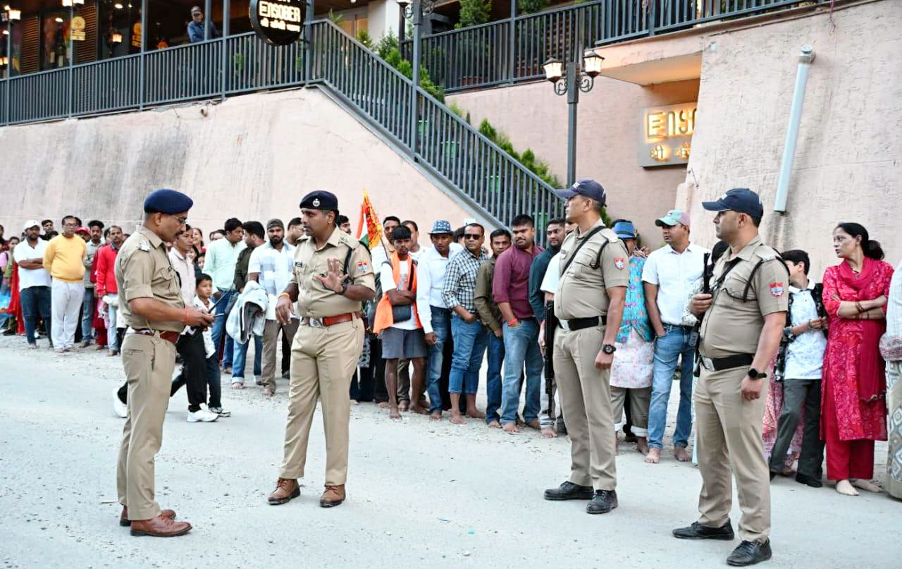 सुरक्षा व्यवस्थाओं की लगातार मौके पर समीक्षा करते एसएसपी, एएसपी आदि पुलिस के वरिष्ठ अधिकारी।