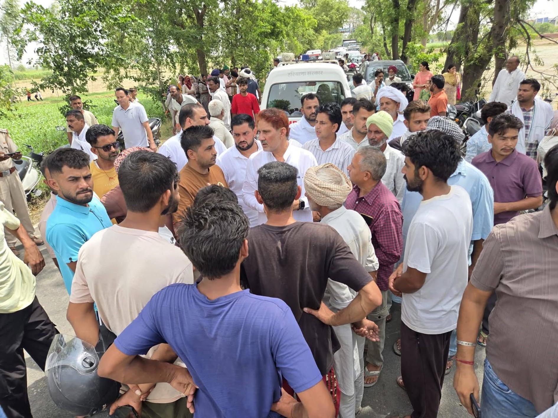 टोहाना में हादसे के बाद मौके पर पहुंचे सांसद सुभाष बराला।