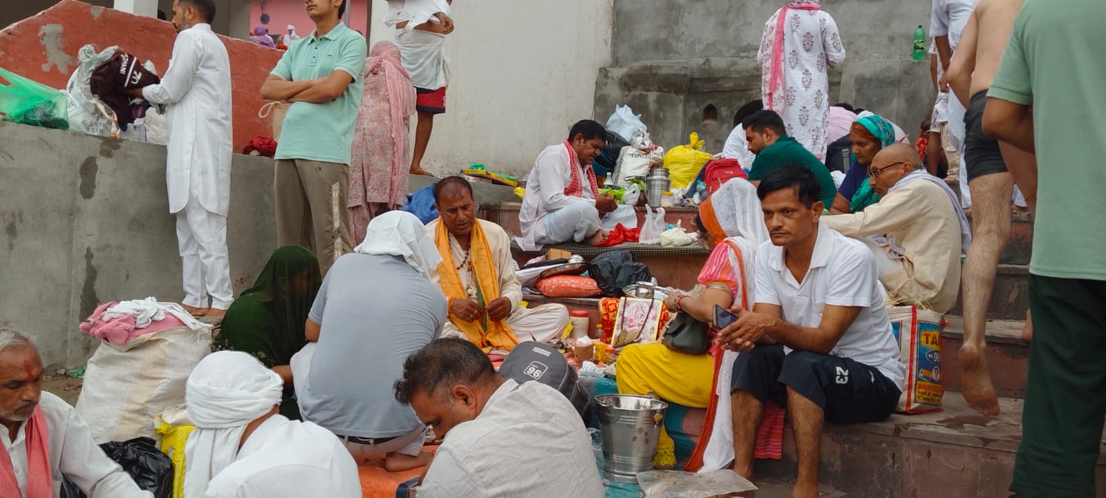 पिंडारा तीर्थ में पिंडदान करवाते हुए श्रद्धालु। पिंडारा तीर्थ में पिंडदान करवाते हुए श्रद्धालु।
