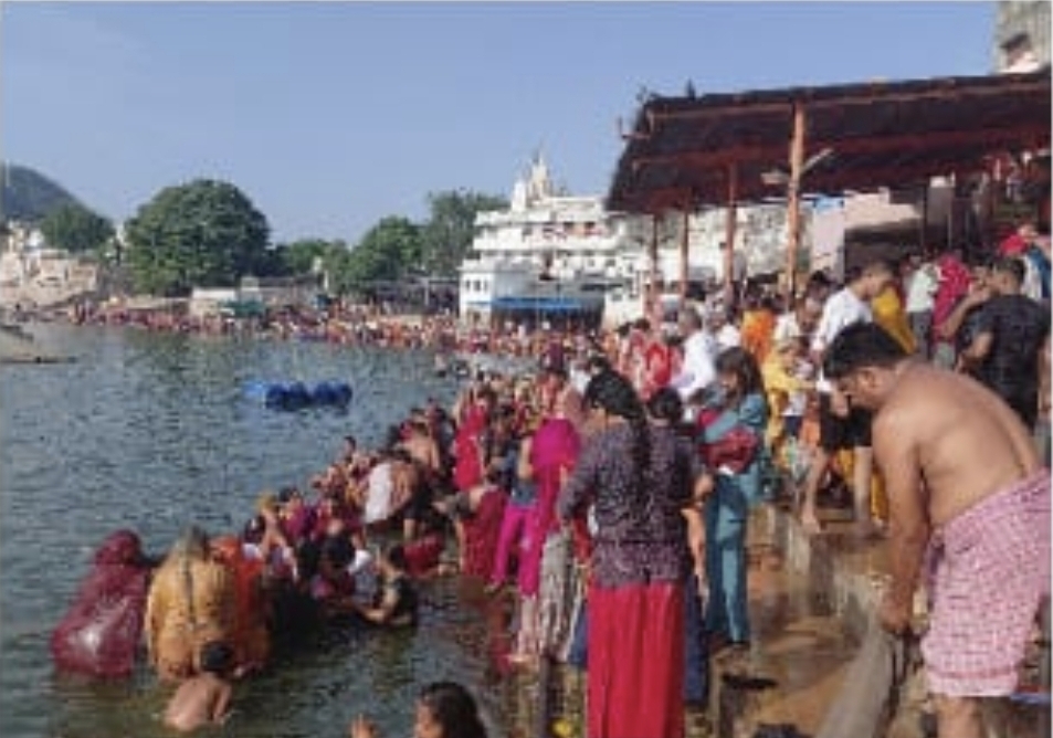 On Somvati Amavasya, the father of the universe, Brahma, was adorned; his divine adornment captivated the hearts of devotees. On Somvati Amavasya, the father of the universe, Brahma, was adorned; his divine adornment captivated the hearts of devotees.