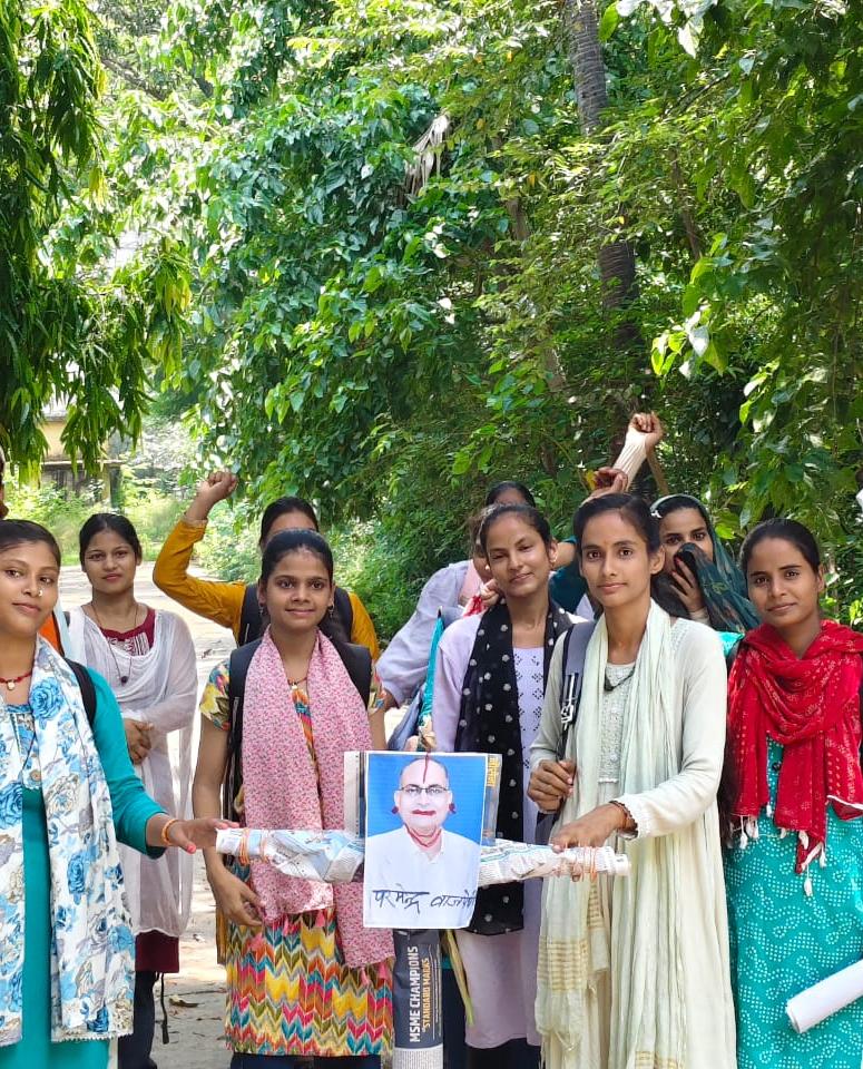 जेपीयू मोबिल कांड: शोध छात्र संगठन छात्रा इकाई ने जेपीयू कुलपति के पुतले को भेंट की लाली, बिंदी, चूड़ी और साड़ी जेपीयू मोबिल कांड: शोध छात्र संगठन छात्रा इकाई ने जेपीयू कुलपति के पुतले को भेंट की लाली, बिंदी, चूड़ी और साड़ी