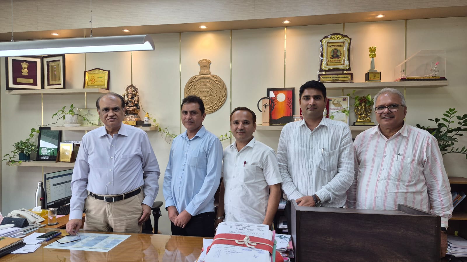 हसला के प्रतिनिधि शिक्षा निदेशक से मुलाकात करते हुए