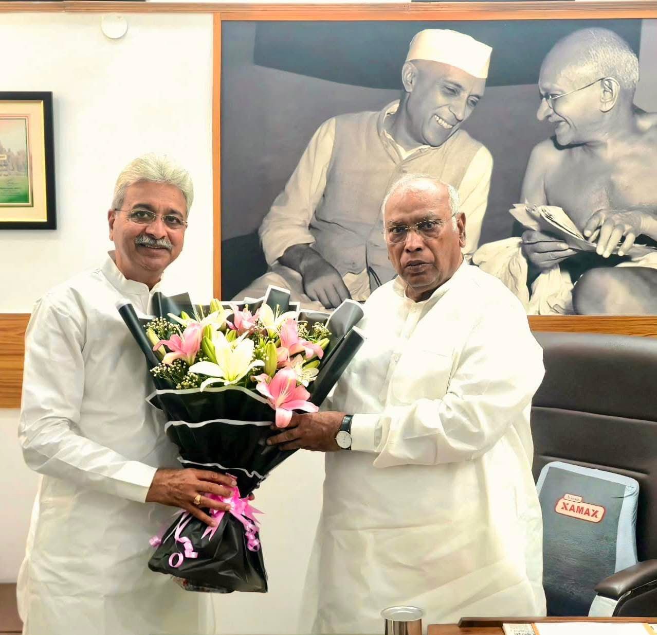 हरियाणा कांग्रेस अध्यक्ष राव नरेंद्र राष्ट्रीय अध्यक्ष मल्लिकार्जुन खड़गे से मिलते हुए
