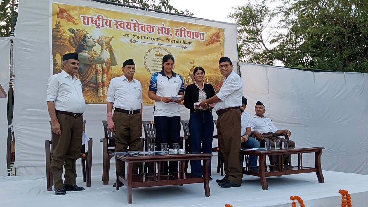 अतिथियों का स्वागत करते आयोजक। अतिथियों का स्वागत करते आयोजक।