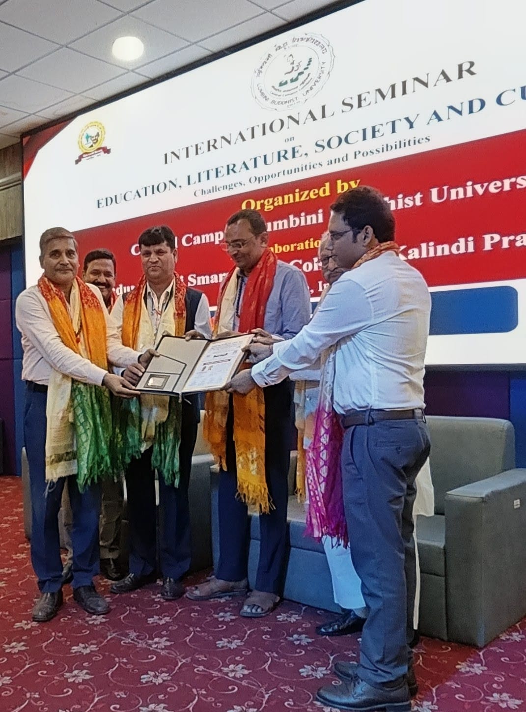 ग्यान गौरव पुरस्कार से सम्मानित होते हुए प्रो अजय दुबे ग्यान गौरव पुरस्कार से सम्मानित होते हुए प्रो अजय दुबे
