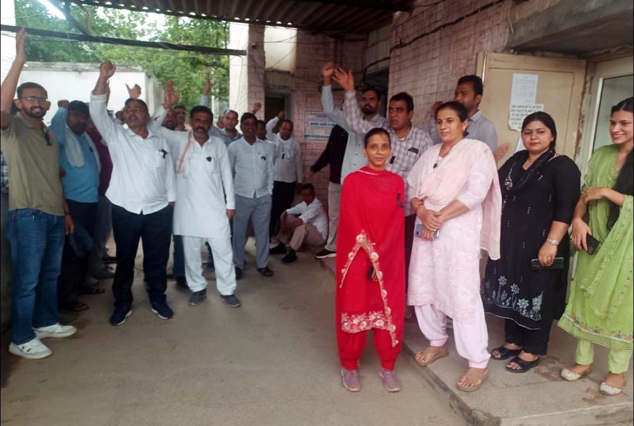 सातरोड़ सब डिवीजन में काले बिल्ले लगाकर रोष प्रदर्शन करते बिजली कर्मचारी। सातरोड़ सब डिवीजन में काले बिल्ले लगाकर रोष प्रदर्शन करते बिजली कर्मचारी।