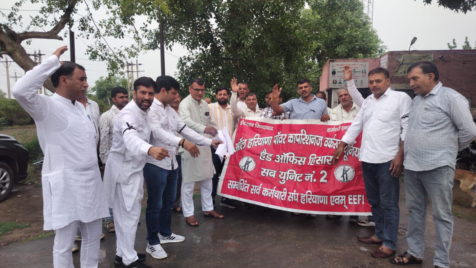 काले पट्टी बांध कर प्रदर्शन करते हुए बिजली निगम कर्मचारी।
