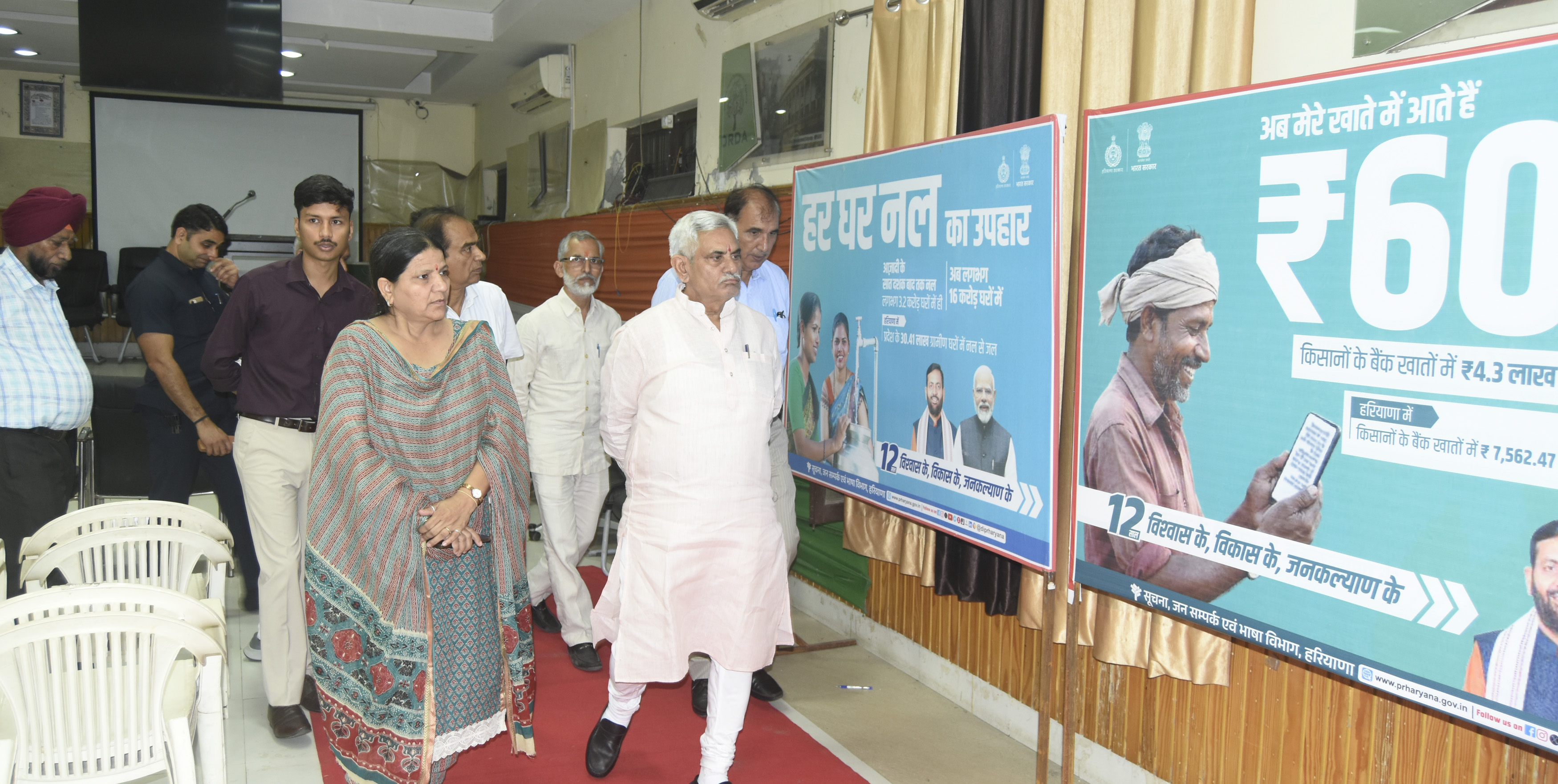 फोटो कैप्शनः 16 आरटीकेः 3 जिला विकास भवन में लगाई गई प्रदर्शनी का अवलोकन करते पूर्व मंत्री मनीष ग्रोवर। --------------