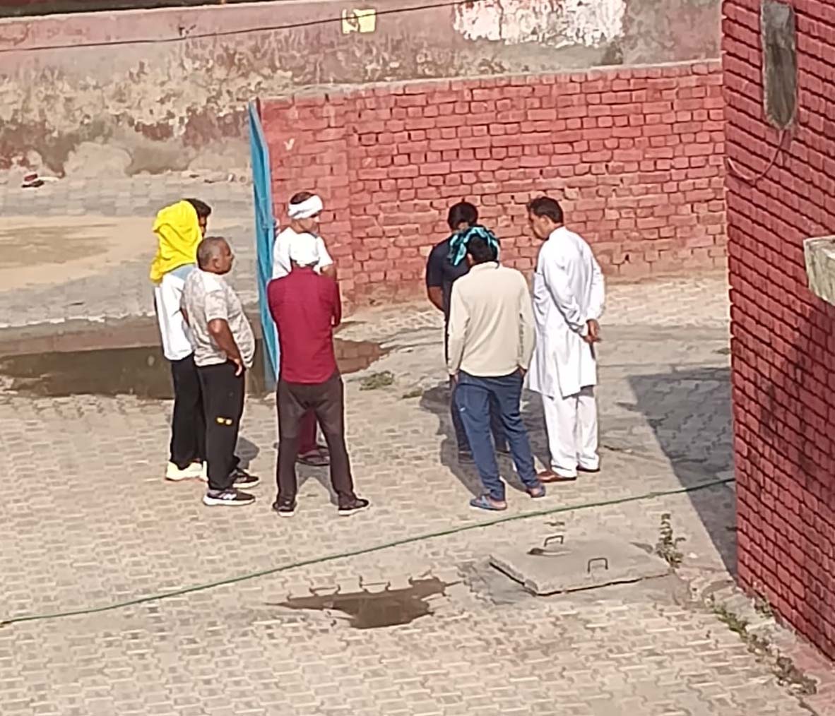 मृतक के शव का पोस्टमार्टम करवाने आए परिजन। मृतक के शव का पोस्टमार्टम करवाने आए परिजन।