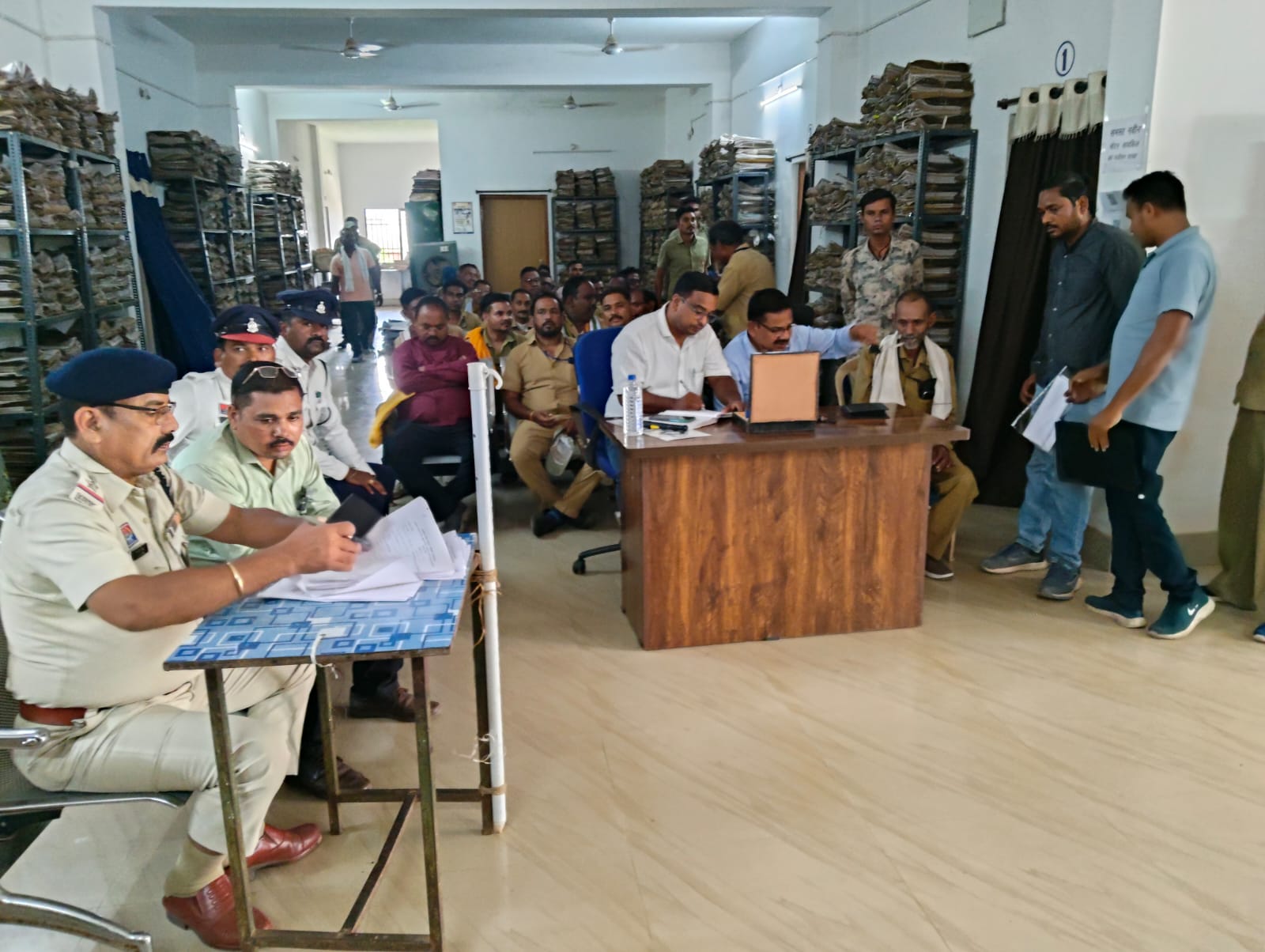भोयना परिवहन कार्यालय परिसर में स्कूली वाहनों के दस्तावेज एवं सुरक्षा मानकों की जांच करते परिवहन एवं यातायात विभाग के अधिकारी।