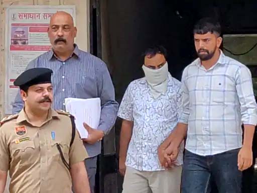 आरोपी सिकंदर को कोर्ट में पेशकर जेल के लिए लेकर जाते हुए क्राइम ब्रांच की टीम। आरोपी सिकंदर को कोर्ट में पेशकर जेल के लिए लेकर जाते हुए क्राइम ब्रांच की टीम।