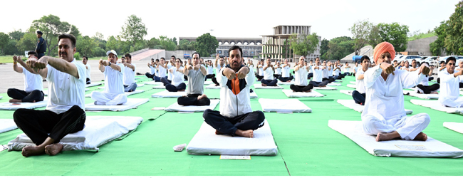 हरियाणा के मुख्यमंत्री, विधानसभा स्पीकर तथा कृषि मंत्री याेग प्राेटाेकाॅल में भाग लेते हुए